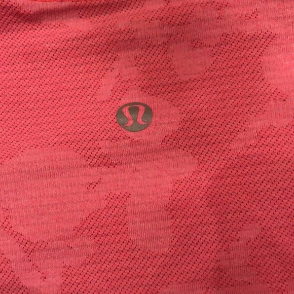 💄Lululemon Long-sleeved + thumb holes “get out and run” athletic pattern top - Picture 5 of 14